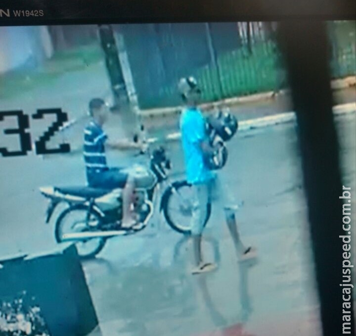 VÍDEO: ladrões ignoram chuva forte e furtam moto estacionada VÍDEO: ladrões ignoram chuva forte e furtam moto estacionada