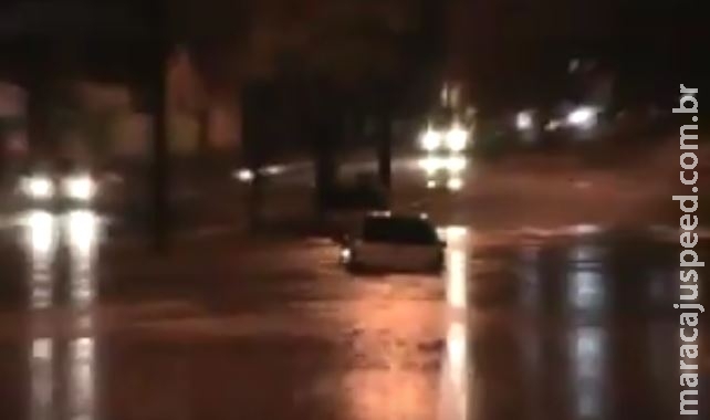 VÍDEO: temporal causa alagamento de rua da Capital e carro fica ‘ilhado’