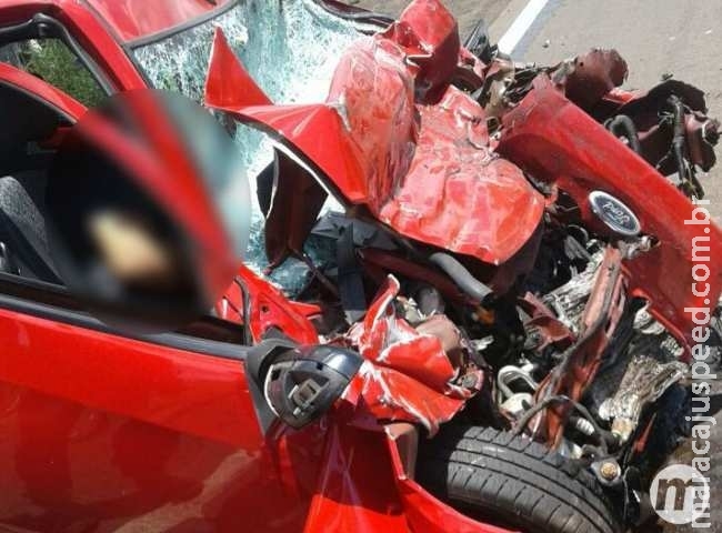 Vítimas de acidente entre carro e carreta na BR-262 eram pai e filho Vítimas de acidente entre carro e carreta na BR-262 eram pai e filho