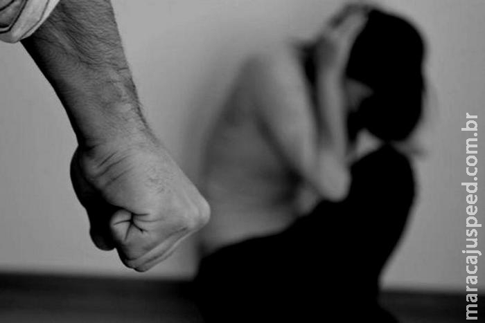 Após agredir a esposa, homem ameaça estuprar enteada adolescente