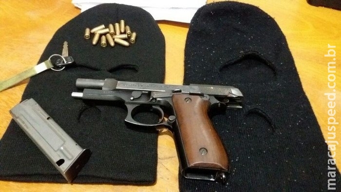 Assaltante em motocicleta roubada limpa caixa de posto