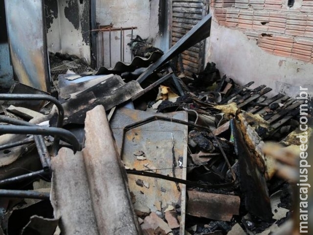 Bombeiros salvam cães de chamas, mas quitinete é destruída em incêndio Bombeiros salvam cães de chamas, mas quitinete é destruída em incêndio