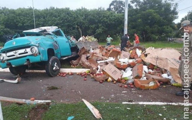 Caminhão carregado com frutas e legumes capota após perder o freio