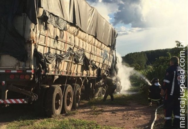 Carreta carregada com algodão pega fogo e incêndio assusta motorista