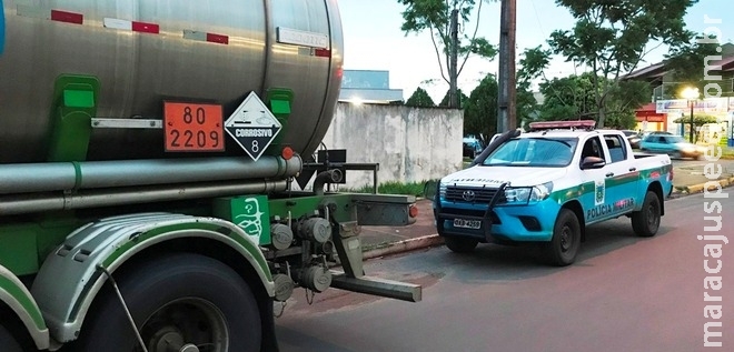 Carreta é apreendida com 10 toneladas de formol Carreta é apreendida com 10 toneladas de formol