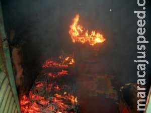 Casa pega fogo e homem suspeita que companheira tenha provocado incêndio Casa pega fogo e homem suspeita que companheira tenha provocado incêndio