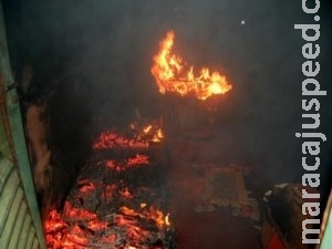 Casa pega fogo e homem suspeita que companheira tenha provocado incêndio