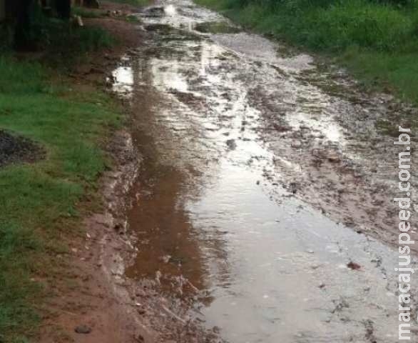 Chuvarada abre crateras e deixa ruas intransitáveis em Campo Grande