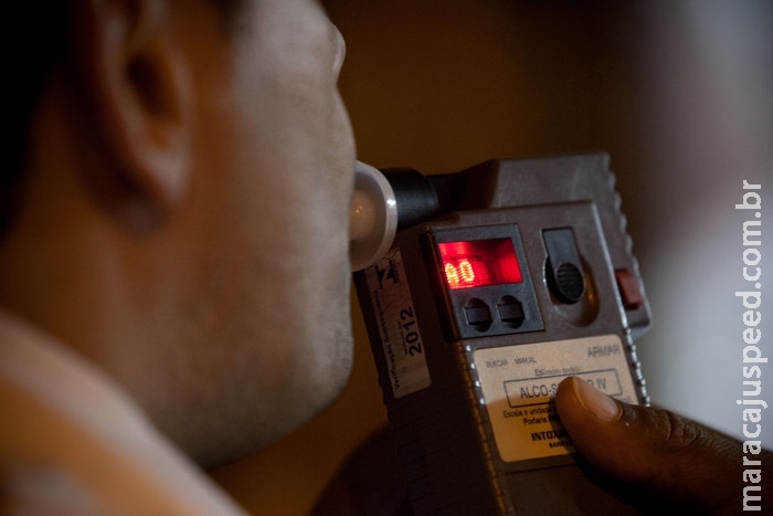 Com sono e cambaleando, idoso quase atropela garis ao dirigir embriagado