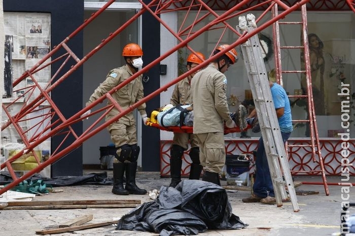 Construtor cai de andaime que montava para trabalhar em loja de presentes Construtor cai de andaime que montava para trabalhar em loja de presentes