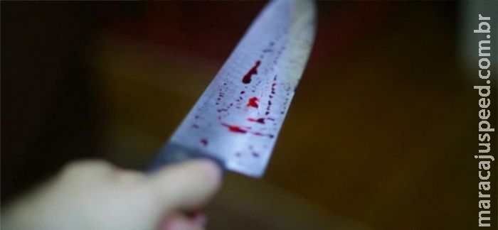 Construtor é surpreendido no serviço e esfaqueado pelo atual marido da ex