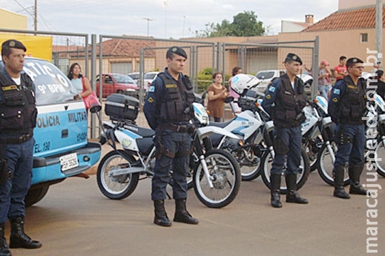 Em fuga, motociclista se desequilibra em buraco e bate em viatura da PM Em fuga, motociclista se desequilibra em buraco e bate em viatura da PM