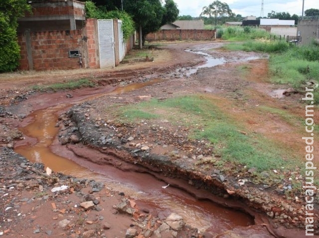 "Fora do mapa", ruas são tomadas por erosão e crateras desafiam moradores