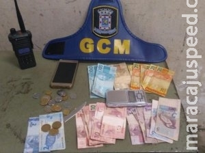 Fugitiva tira tornozeleira, é flagrada e ainda tenta subornar guardas