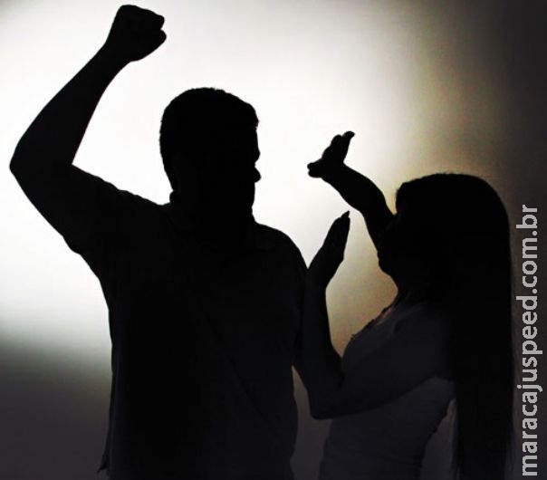 Homem invade casa da ex e agride mulher com socos e chutes na cabeça Homem invade casa da ex e agride mulher com socos e chutes na cabeça