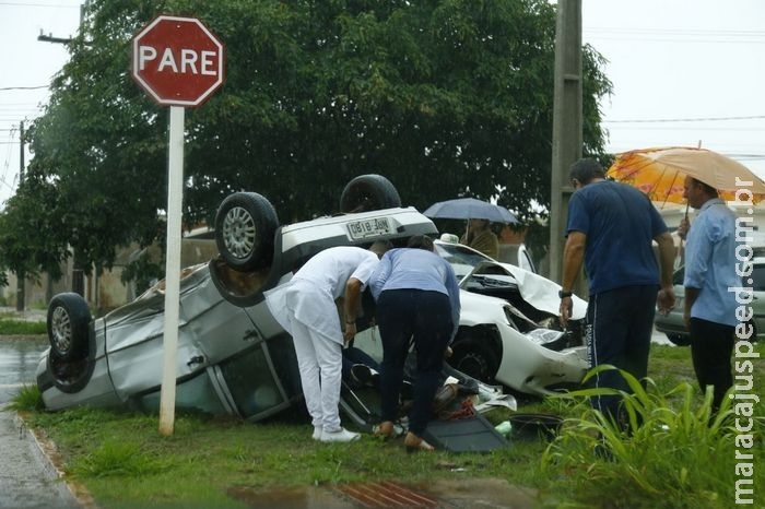 Idoso capota carro após invadir pista preferencial e colidir em táxi Idoso capota carro após invadir pista preferencial e colidir em táxi
