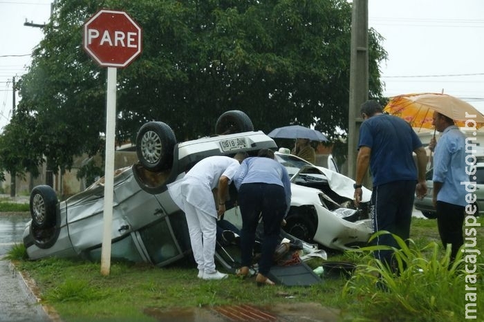 Idoso capota carro após invadir pista preferencial e colidir em táxi