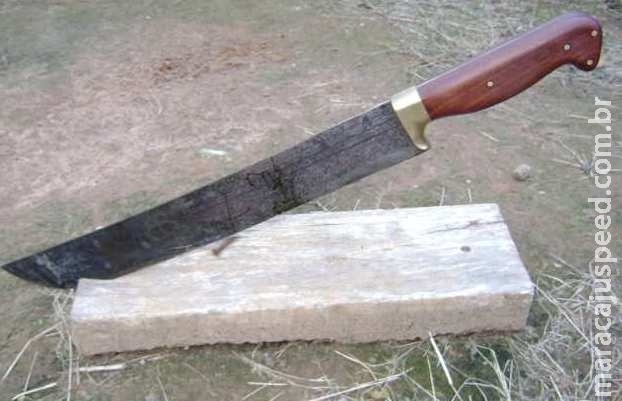 Irritado com brincadeira, jovem ataca amigos com facão