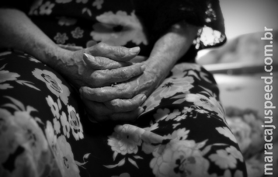 “Isso é pra você aprender”: jovem é presa após agredir mãe de 72 anos com rodo “Isso é pra você aprender”: jovem é presa após agredir mãe de 72 anos com rodo