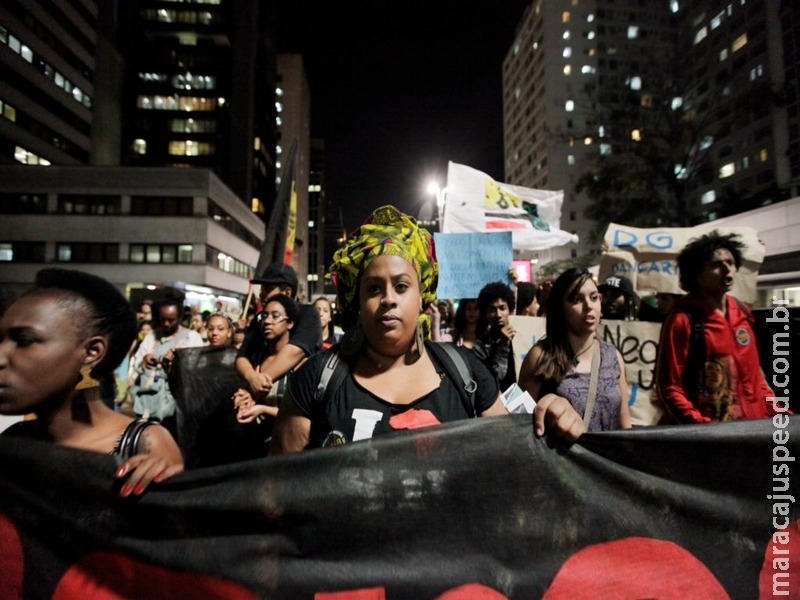 Jovem negra tem 2 vezes mais chance de ser assassinada no Brasil Jovem negra tem 2 vezes mais chance de ser assassinada no Brasil