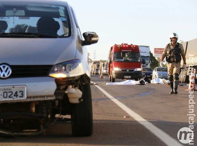 Motociclista invadir pista, bate de frente em carro na BR-262 e dois morrem Motociclista invadir pista, bate de frente em carro na BR-262 e dois morrem