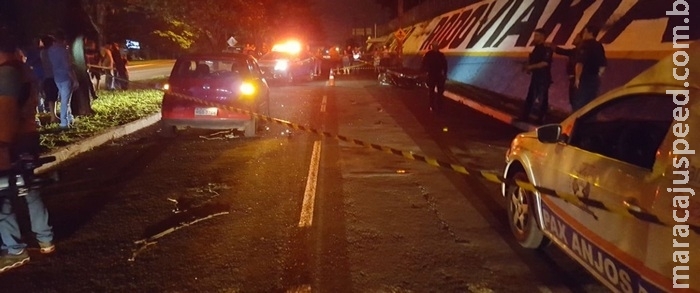Motociclista morre ao bater em carro estacionado por causa de pneus estourados 
