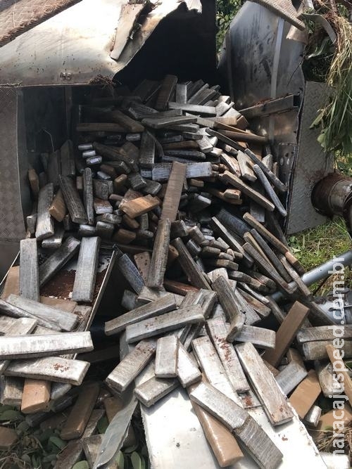 Motorista foge, caminhão tomba e polícia apreende 5 t de maconha na MS-377 Motorista foge, caminhão tomba e polícia apreende 5 t de maconha na MS-377
