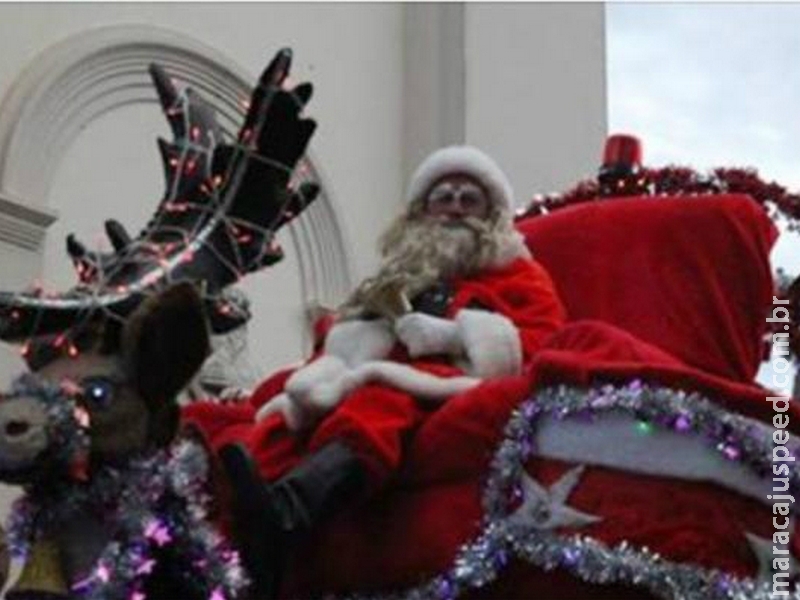 Papai Noel é apedrejado por crianças após acabarem doces em SP Papai Noel é apedrejado por crianças após acabarem doces em SP