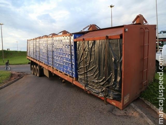 Peça quebra, carreta fica atravessada e interdita acesso ao macroanel Peça quebra, carreta fica atravessada e interdita acesso ao macroanel