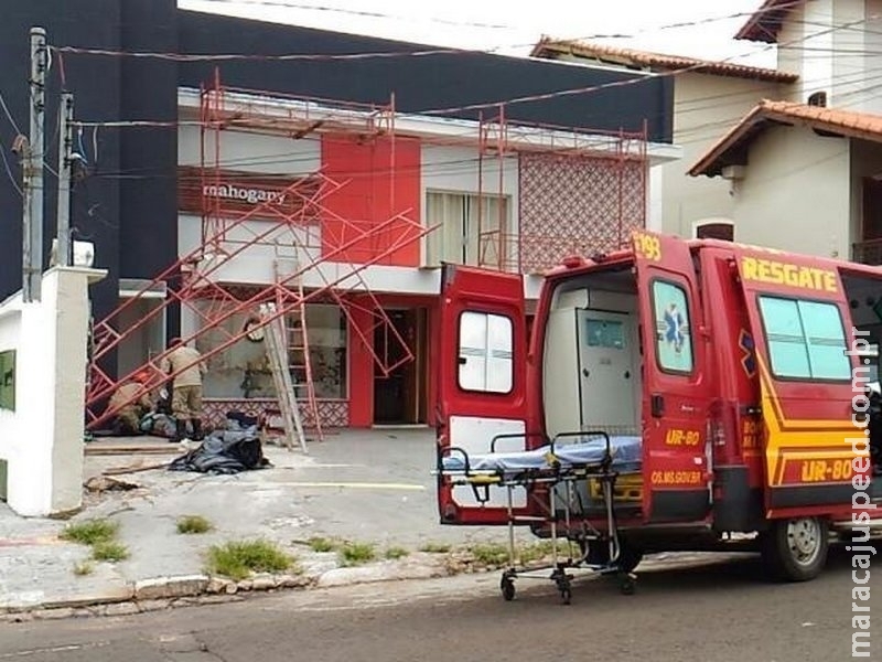 Pintor é socorrido por bombeiros após andaime desabar na Capital Pintor é socorrido por bombeiros após andaime desabar na Capital
