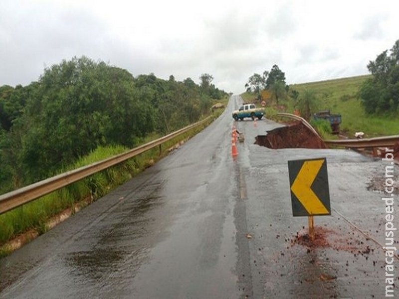 PMR proíbe tráfego de veículo pesado na MS-141 e chuva impede obra PMR proíbe tráfego de veículo pesado na MS-141 e chuva impede obra