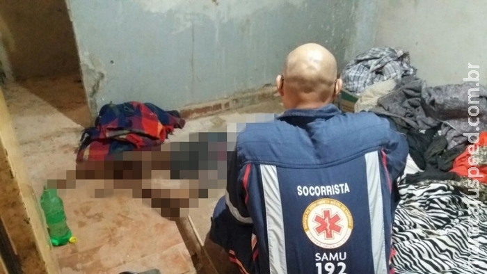 Populares encontram corpo de homem com ferimento na cabeça em quitinete Populares encontram corpo de homem com ferimento na cabeça em quitinete