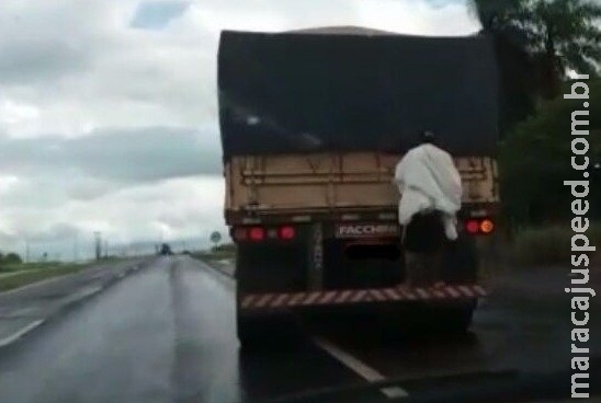 PRF flagra viajante pendurado em caminhão na rodovia