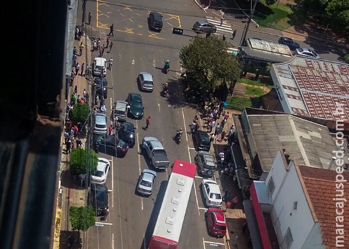 Tiroteio: trio de golpistas é preso ao tentar fugir pela contramão no Centro Tiroteio: trio de golpistas é preso ao tentar fugir pela contramão no Centro
