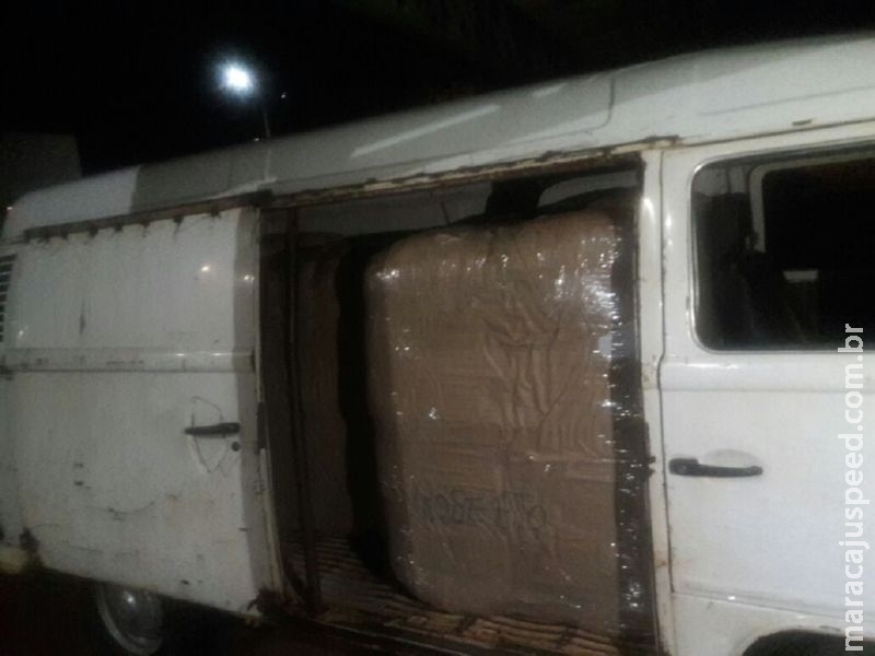 Veículo possuía em seu interior um enorme volume de mercadorias sem documentação aduaneira Veículo possuía em seu interior um enorme volume de mercadorias sem documentação aduaneira