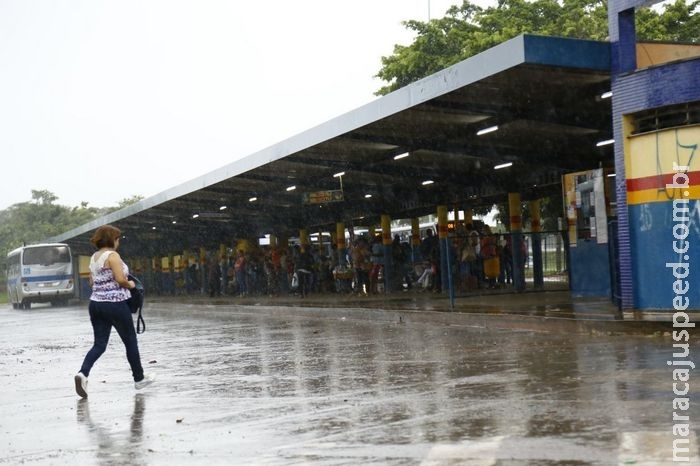 Ás vésperas de novo aumento, ônibus tem goteira e passageiro reclama Ás vésperas de novo aumento, ônibus tem goteira e passageiro reclama