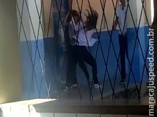 VÍDEO: professora apanha de aluna após reclamar de uniforme