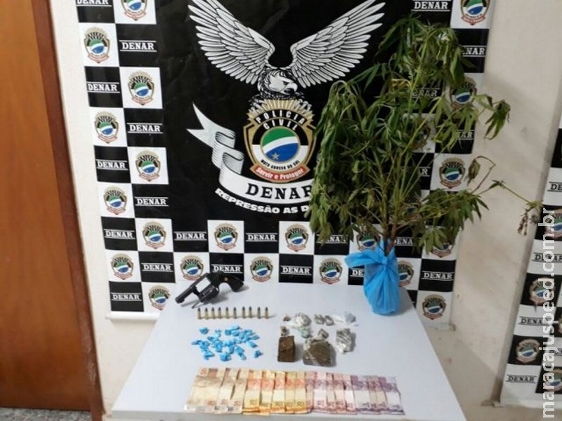 Após ostentar armas, quadrilha é presa com drogas e até pé de maconha