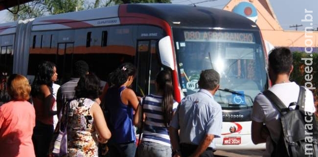 Bandido armado rende e assalta passageiros de ônibus coletivo da Capital