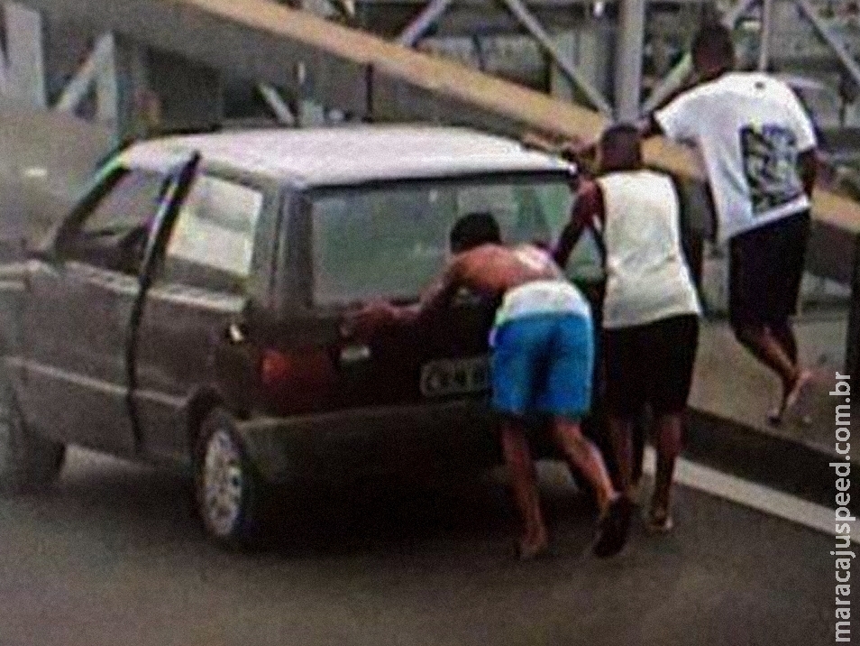 Bandidos trapalhões: carro não pega durante fuga e trio foge a pé