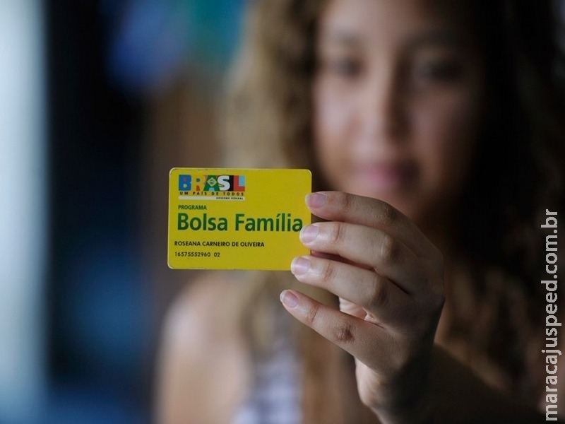Beneficiário do Bolsa-Família poderá ter cartão de compra de material escolar