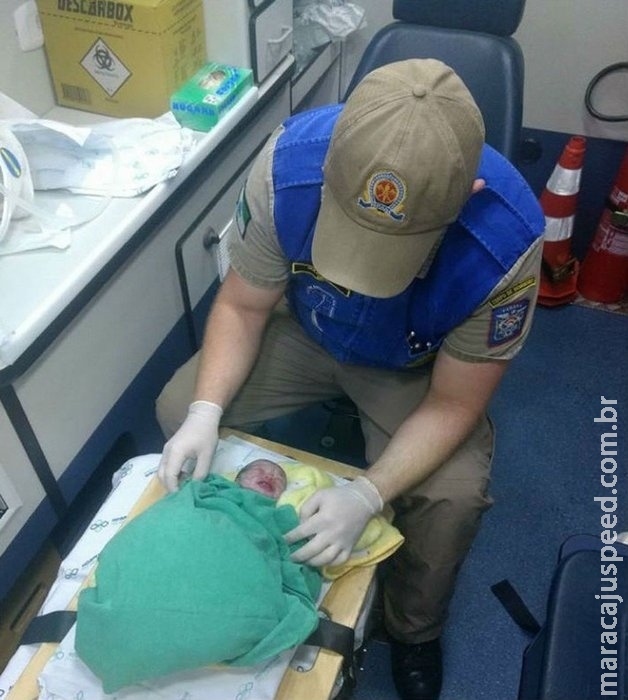 Bombeiros são acionados para atender queda e se deparam com mulher em trabalho de parto Bombeiros são acionados para atender queda e se deparam com mulher em trabalho de parto