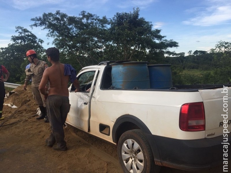 Carreta bitrem com osso triturado tomba em curva, atinge carro e para em barranco na MS-080
