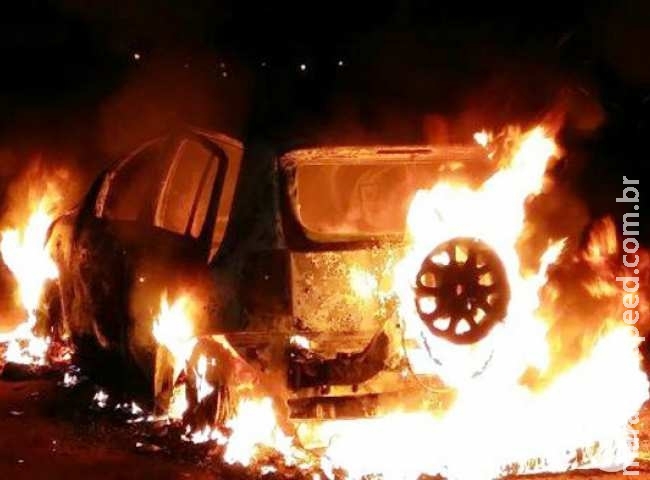 Carro de namorada de PM pega fogo e suspeita é de incêndio criminoso