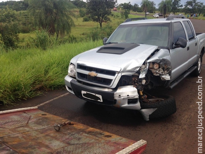  Carro e caminhonete batem em curva na MS-080