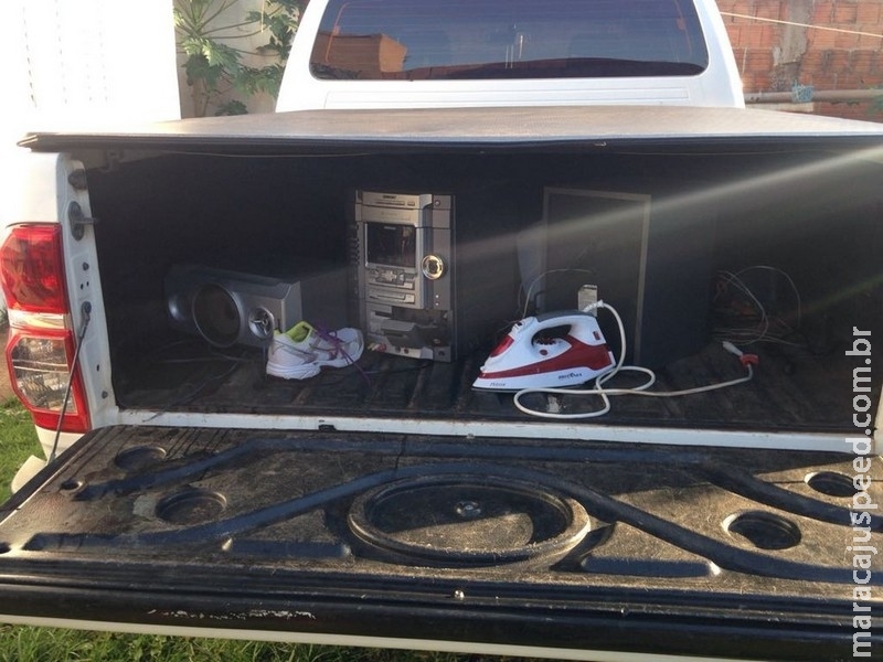 Casal é amarrado com fio e fica de joelhos com cabeça no sofá durante assalto em MS