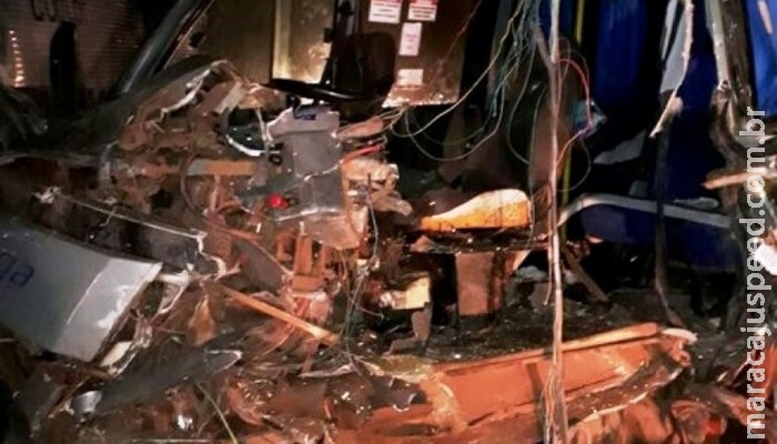 Colisão entre caminhão e ônibus deixa motorista preso às ferragens na BR-262