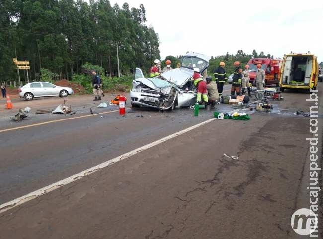Colisão entre pálio e ônibus deixa 4 feridos na BR-163 Colisão entre pálio e ônibus deixa 4 feridos na BR-163