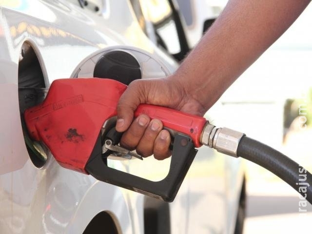 Com gasolina a 4,69, tanque cheio tem o mesmo valor de 12 Kg de carne Com gasolina a 4,69, tanque cheio tem o mesmo valor de 12 Kg de carne