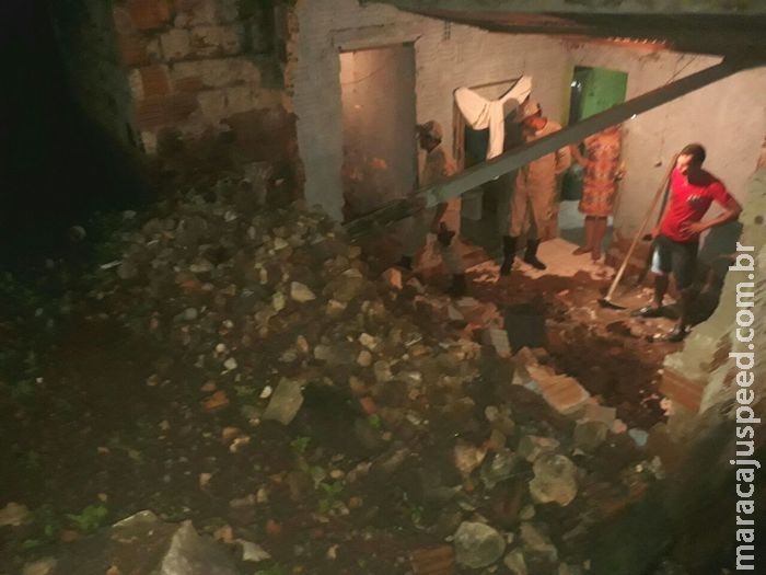 Deslizamento de terra atinge casa com três pessoas em cidade de MS